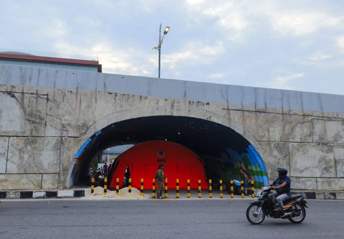 Tim KPK Dirikan Tenda di Terowongan Flyover SKA Pekanbaru