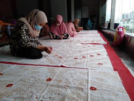 Diharap Jadi Pilot Project, Samade Riau Taja Pelatihan Pembuatan Batik Berbahan Dasar Sawit