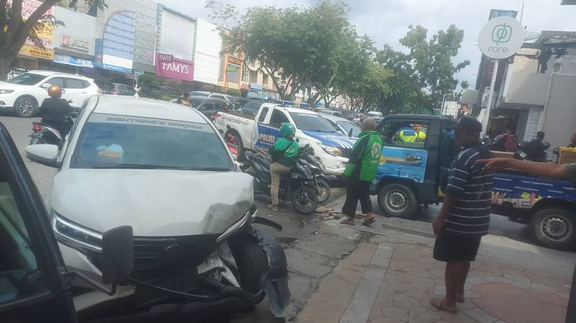 Kecelakaan Beruntun di Jalan Sudirman Pekanbaru, Sebuah Mobil Tabrak 6 Kendaraan