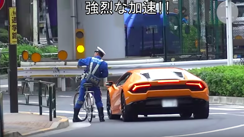 Keren! Polisi Ini Kejar Pengendara Lamborghini Pakai Sepeda
