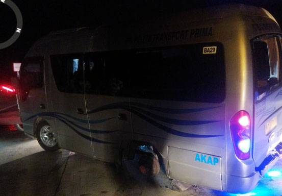Kecelakaan di Tol Pekanbaru-Bangkinang, Avanza Tabrak Mobil Travel yang Terbalik di Tengah Jalan