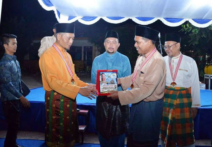 Ayat Cahyadi Diberikan Penghargaan Payung Negeri oleh DMDI