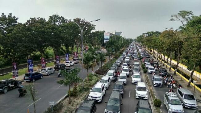 Lahan Parkir Proliga Pekanbaru Kurang, Jalan Sudirman Macet Panjang