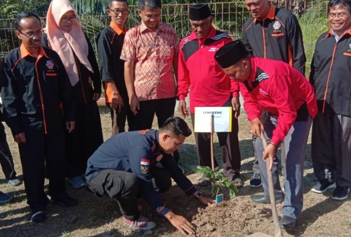 STIE Riau Serahkan 500 Bibit Tanaman Produktif ke Warga Desa Sei Cingam