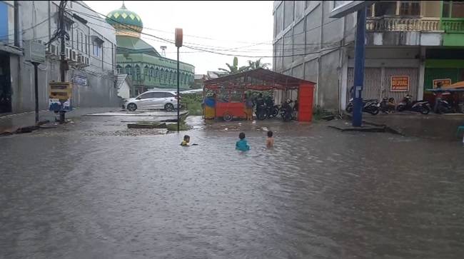 Area Banjir Jalan Sudirman jadi Tempat Berenang Anak-anak