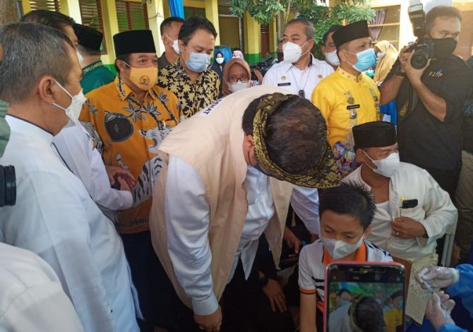 Pantau Vaksinasi Anak di Pekanbaru, Menko Airlangga: Jangan takut Disuntik