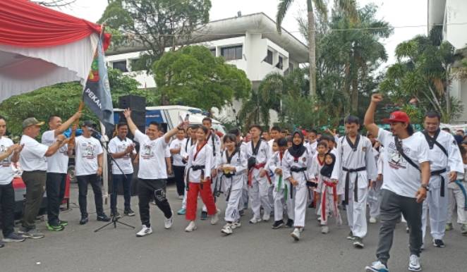 Ribuan Atlet Taekwondo Ikuti Gerak Jalan Santai Pekanbaru Bersatu