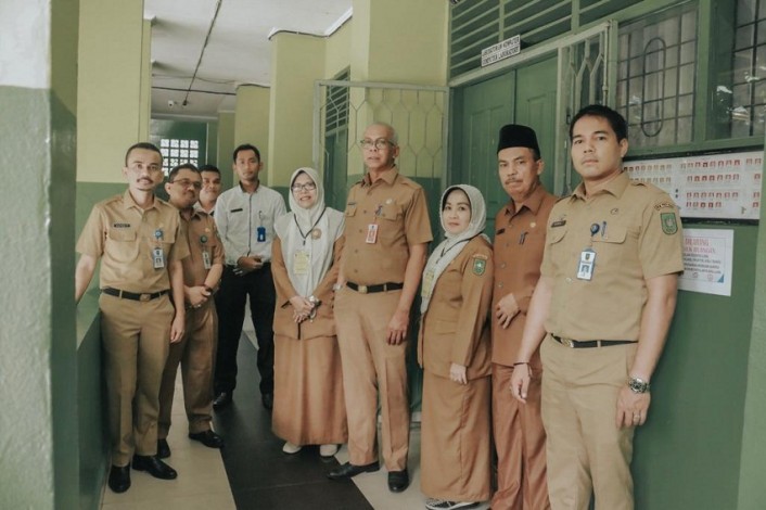Kadisdik Riau Tinjau 4 Sekolah Sekaligus
