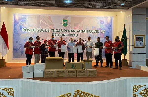 PSMTI Bersama Ormas Tionghoa di Pekanbaru Serahkan APD ke Diskes Riau
