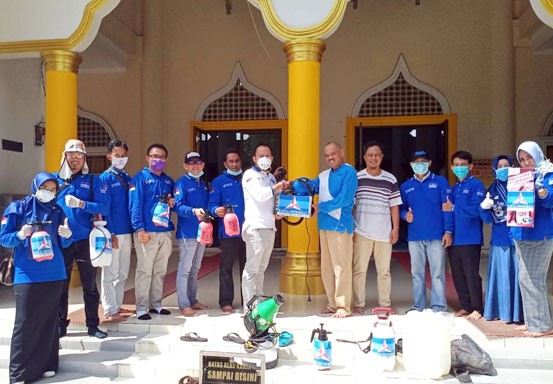 Cegah Covid-19, Demokrat Bengkalis Bagi-bagi Hand Sanitizer dan Semprotkan Disinfektan di Masjid