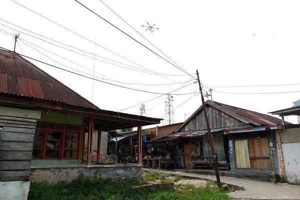 Polda Riau Kerahkan Tiga Drone Semprotkan Disinfektan di Pemukiman Warga