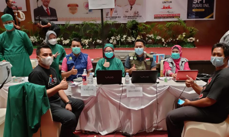 Agar Lebih Kebal Saat Liputan, Wartawan Media Anggota AMSI Riau Disuntik Vaksin
