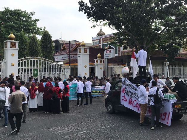 Demo di Kantor Gubernur Riau, KAMMI Pekanbaru Sampaikan 4 Tuntutan