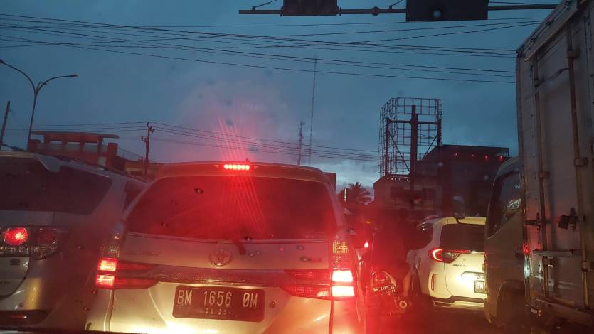 Simpang Tobek Godang Pekanbaru Macet Parah Akibat Traffic Light Mati
