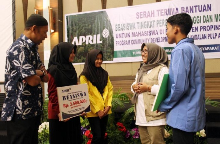 RAPP Serahkan Beasiswa untuk 100 Mahasiswa di Riau