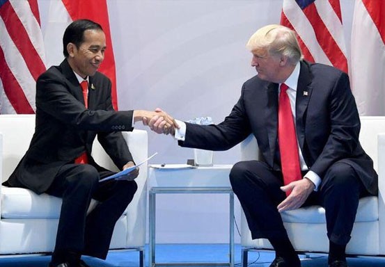 Selain Ventilator, Jokowi-Trump Juga Bahas Kekurangan APD dan Masker