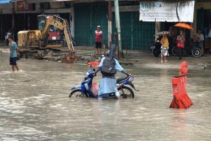 Banjir di Jalan Cempaka, Sebuah Mobil Terperosok dan Belasan Sepeda Motor Mogok