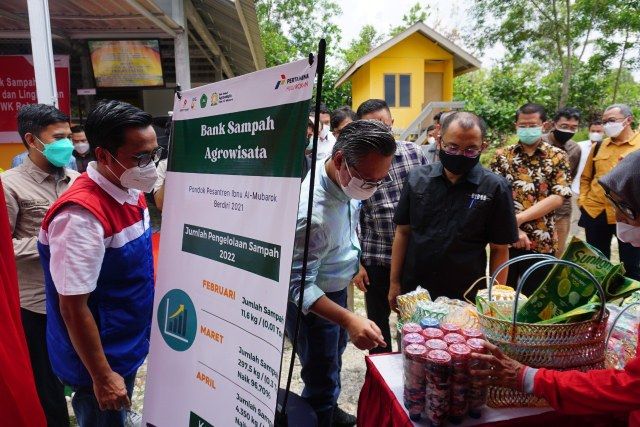 Datang ke Unilak, PHR Serahkan Bantuan Operasional ke Bank Sampah Binaan