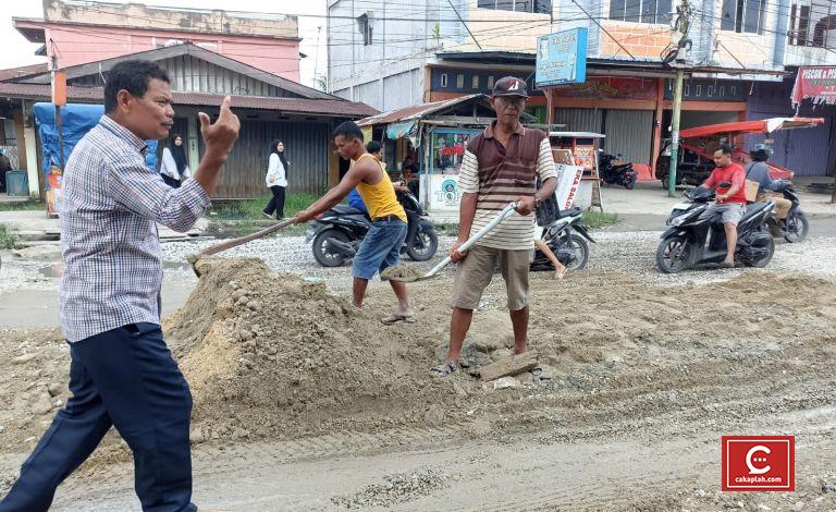 Jelang Perbaikan, Warga dan Tokoh Masyarakat Timbun Jalan Berlubang di Dharma Bakti
