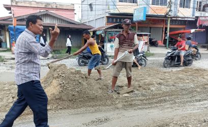 Jelang Perbaikan, Warga dan Tokoh Masyarakat Timbun Jalan Berlubang di Dharma Bakti