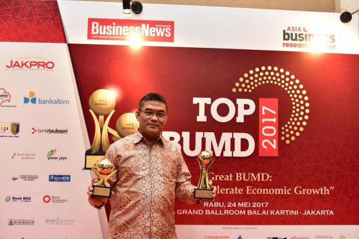 Gubernur Riau Dianugerahi TOP Pembina BUMD