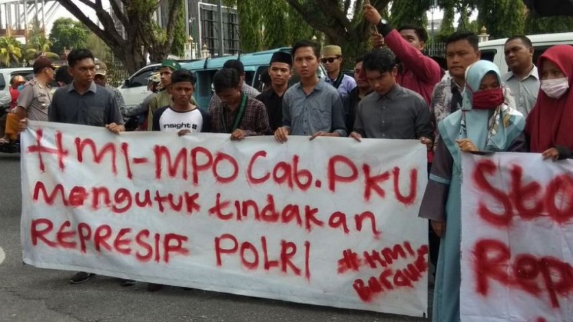 HMI Gelar Aksi Solidaritas Depan Mapolda Riau