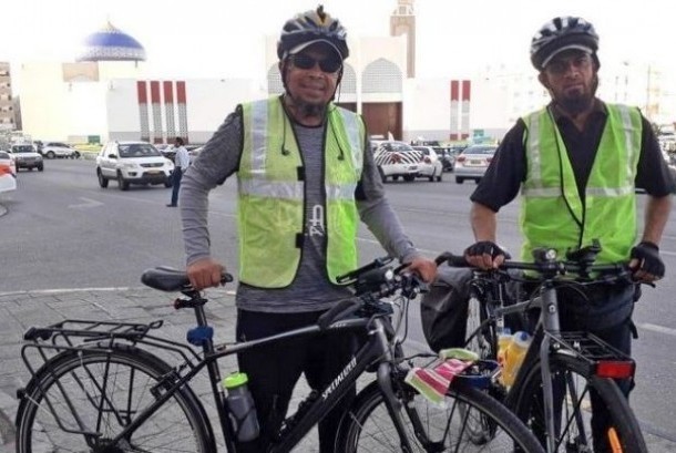 Pergi Haji dengan Bersepeda, 2 Pria Ini Tetap Berpuasa