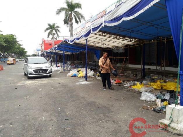 Sampah Menumpuk Depan Plaza Sukaramai
