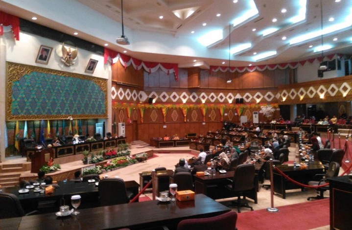 Dihujani Interupsi, Rapat Paripurna DPRD Riau Ditunda