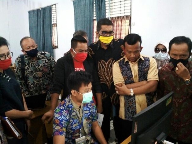DPRD Riau Sidak PPDB di SMAN 8, Warga: Masa Jarak Domisili 23 Meter, Itu di Tiang Bendera