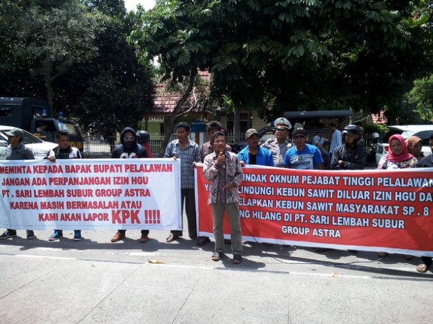 Sebut PT SLS Main Mata dengan Pejabat Pelalawan, Massa Datangi Kejati Riau