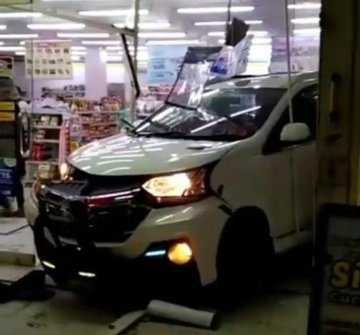 Breaking News: Mobil Avanza Seruduk Indomaret di Kulim Pekanbaru