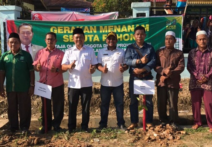 Reses, Sugiyanto Bagi-bagi Bibit Pohon Durian