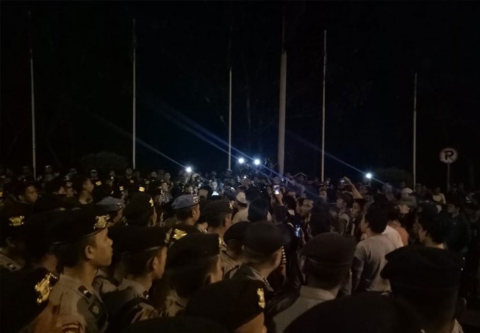 Massa yang Ingin Jemput Neno Warisman Dibubarkan Polisi