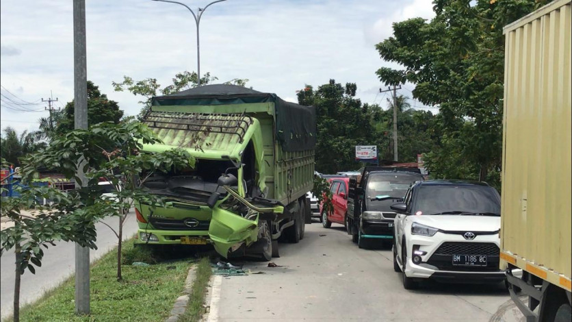 Truk Fuso Tabrak Median Jalan di Pekanbaru, Langsung Ringsek!