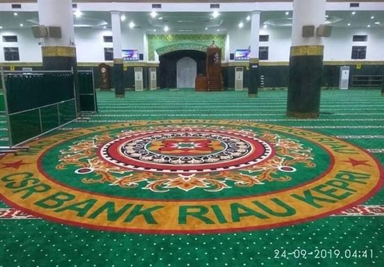 Heboh, Karpet Bertulisan CSR Bank Riau Kepri Ukuran Jumbo di Masjid Raya Annur