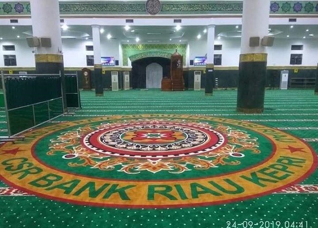Bank Riau Kepri Respon Cepat Pergantian Karpet di Masjid Raya Annur