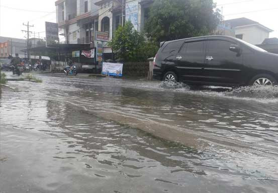 Diguyur Hujan Deras, Sejumlah Wilayah di Pekanbaru Kebanjiran