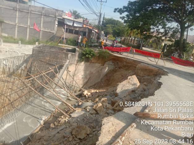 Pemko Pekanbaru Perbaiki Jalan Amblas di Pastoran Rumbai, Selesai 3 Minggu