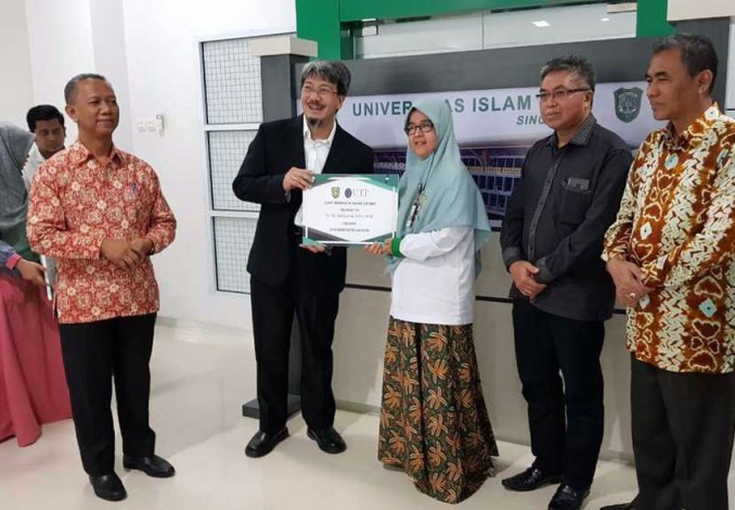 UTP Malaysia Serahkan Dana Penelitian Bersama ke UIR Senilai US$ 60.000