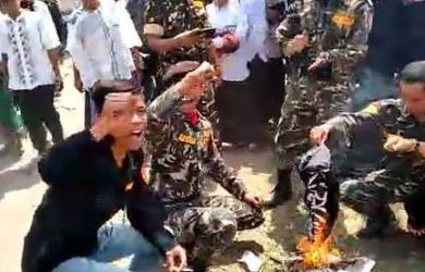 Polisi Buru Pengunggah Video Pembakaran Bendera Tauhid