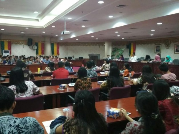 Ratusan Siswa SMK Dharma Loka Belajar di DPRD Riau