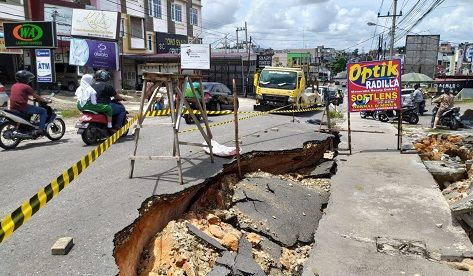 Ruas Jalan di Pekanbaru Amblas 50 Meter, Perbaikan Butuh Waktu Seminggu