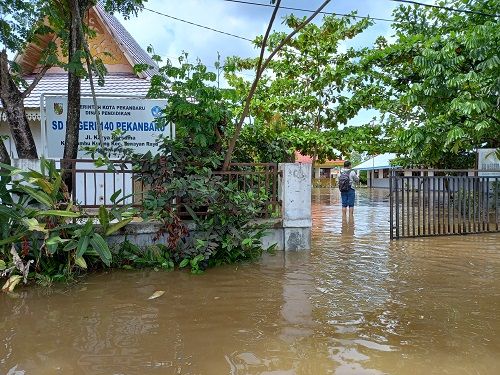 Terendam Banjir akibat Luapan Sungai, Pembelajaran Tatap Muka Dua Sekolah di Pekanbaru Dihentikan
