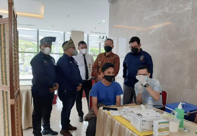 BRK dan Barisan Muda Riau Gelar Vaksinasi Massal, Dirut: Ini Kontribusi BRK untuk Pencegahan Covid-19