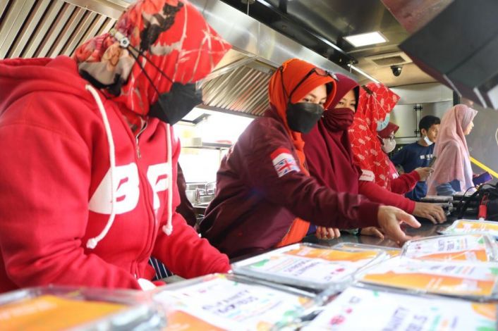 Komunitas 100 Juta dan ACT Riau Hadirkan Humanity Food Bus di Pekanbaru