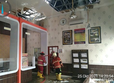 BREAKING NEWS: Pos Jaga Mapolresta Pekanbaru Kebakaran