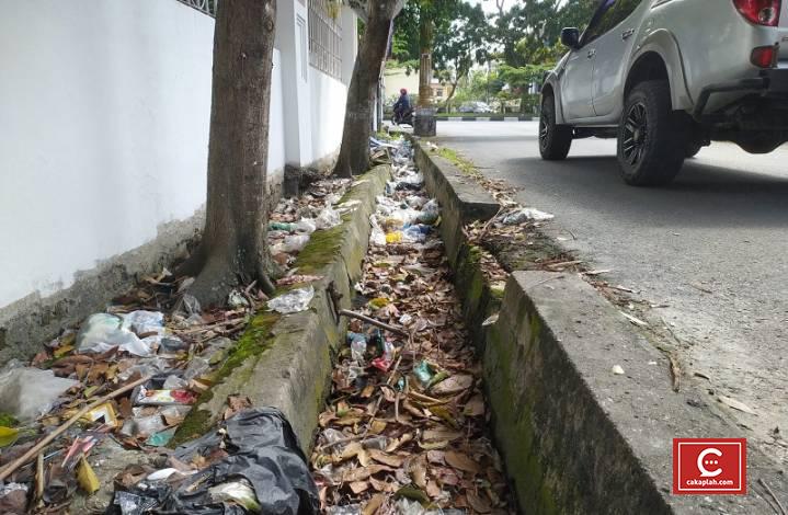 Lapor Pak Wali! Tumpukan Sampah Penuhi Parit Simpang Cempedak