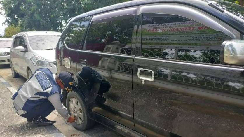Dishub Pekanbaru Gembosi Ban Mobil Parkir Sembarangan di Jalan Diponegoro