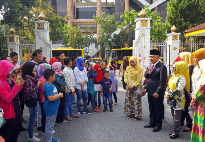 Makin Diminati, Gubernur Riau Lepas Darmawisata Majelis Taklim Al Hidayah ke Ulu Kasok